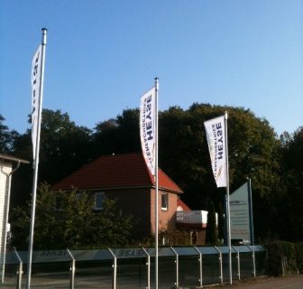 Neue Fahnen beim Maler HEYSE