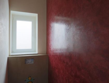 Polierte, lasierte Volimea Wand im Damen WC, Malerarbeiten Hannover, Maler, Malerbetrieb,