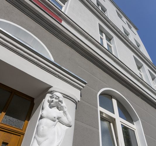 Streifenoptik in exklusiver Fassade