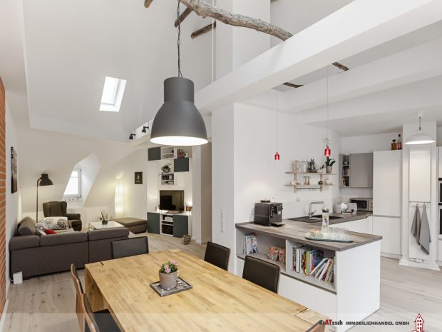 Was für ein Anblick - Küche, Wohnen, Galerie im Altbau nach der Sanierung