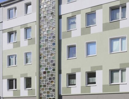 Kreativer Anblick der neu gestrichenen Fassade