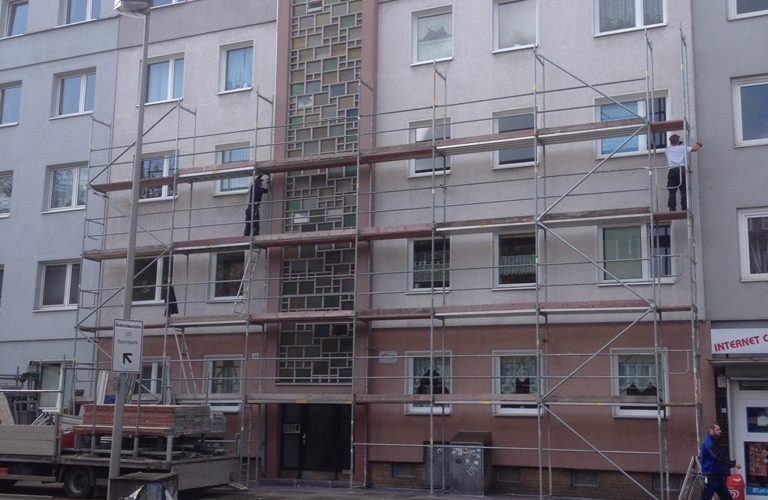 Diese verschmutzte Fassade brauchte einen frischen, nachhaltigen Anstrich