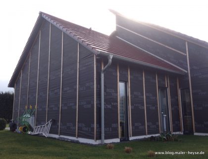 Holzfasergedämmte Fassade zum Armieren vorbereitet