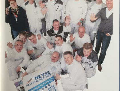 Zum Abschied schenkt das Malerteam Heyse ein Buch mit allen Kollegen des Team´s HEYSE