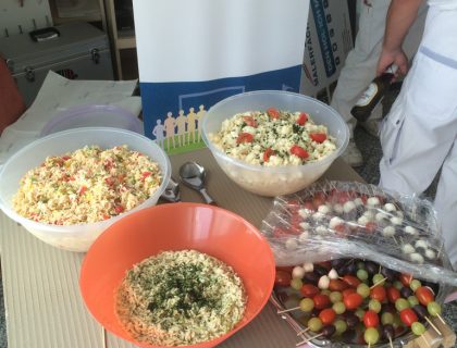 Ein Grillfest zum Abschied mit leckerem Essen und Salaten von Monika Kiesow