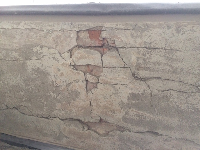 enorme Putzschäden und schadhaftes Mauerwerk