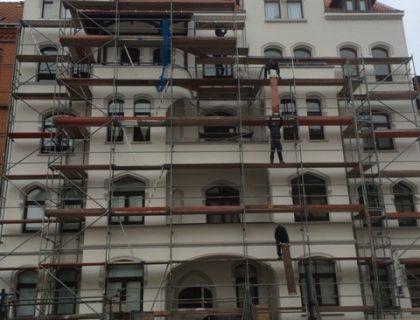 Fassade mit Gerüst