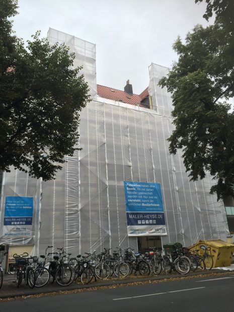 Mit Wetterschutzplane eingehauste Fassade - Stilfassade sanieren