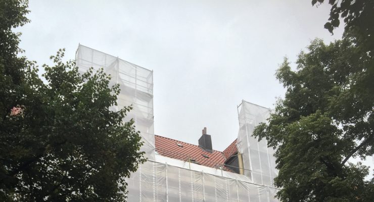 Mit Wetterschutzplane eingehauste Fassade - Stilfassade sanieren