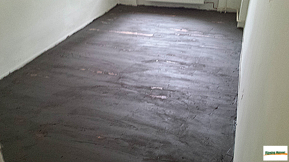 Malerarbeiten Potsdam: Altbau-Sanierung, Fußboden spachteln