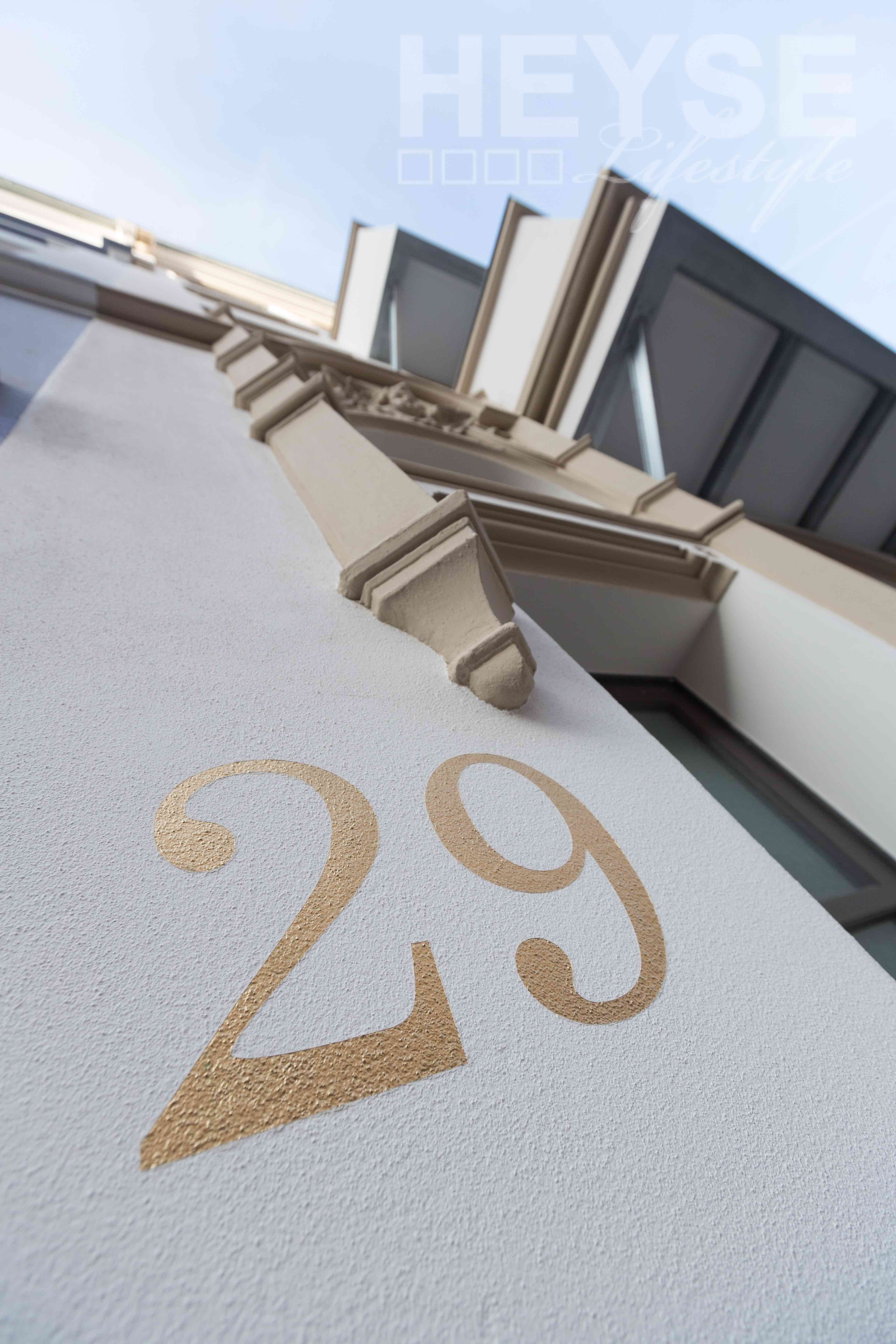 Details Hausnummer in Gold - Stilfassade