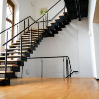 Treppenhaus: Geländer mit Hammerschlaglack beschichtet