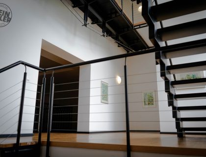 Treppenhaus: Geländer mit Hammerschlaglack beschichtet