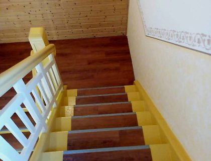 Treppenhaus Sanierung Schabloniertechnik Anstrich Bodenbelag Malerarbeiten Grossraeschen 05