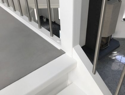 Fugenloser Boden Betonoptik Weisse Treppe sauberer Abschluss Malerarbeiten Hannover