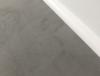 Fugenloser Boden in Betonoptik grauer Spachtelboden fugenlos Detail Hannover