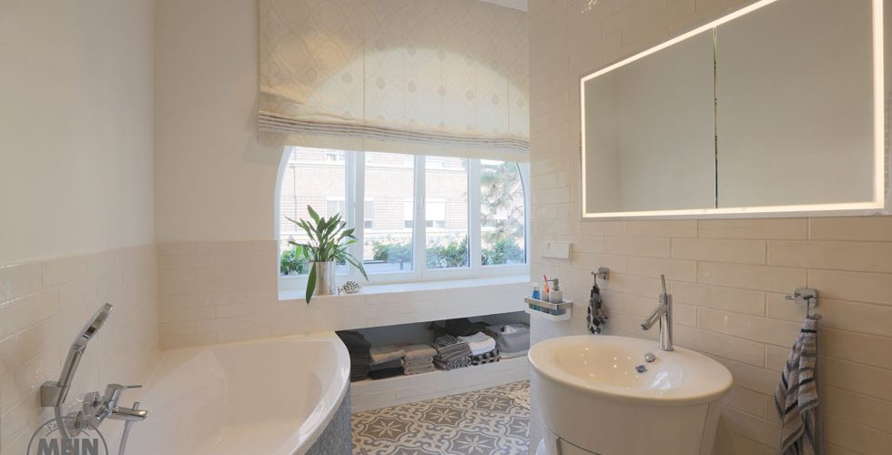 Stadthaus hochwertige Malerarbeiten Hannover glatte Decken Waende stilvoll Weiss Beige schoenes Badezimmer Fliesen