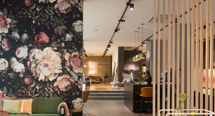 BoConcept Hannover Designboden Magnetboden Floraltapeten Blumen Maler