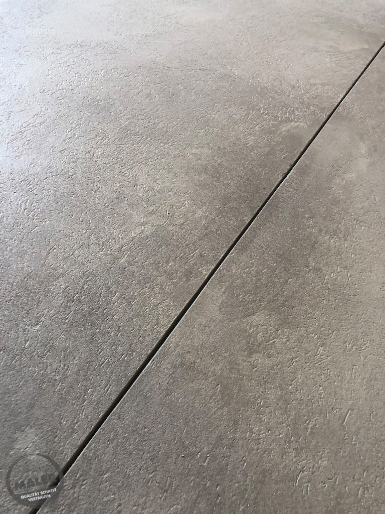 So sieht eine Dehnfuge im Boden mit Betonoptik aus