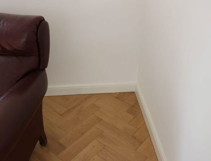 Parkett Eiche Aufbereiten Schleifen Lackieren Wohnen Sessel Braun Fischgraet Winkelverband Mein Maler Bodenbelaege Potsdam Berlin Brandenburg1