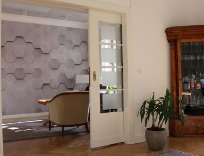 Vitrine Schiebetuer Wohnzimmer Esszimmer Parkett Wandgestaltung Glatte Waende Deckengestaltung Mein Maler Potsdam Berlin Brandenburg1
