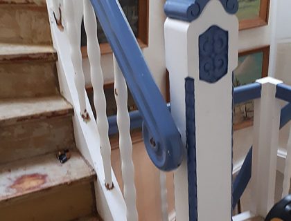 Treppenpfosten vorher Treppenhaussanierung Detmold Malerarbeiten