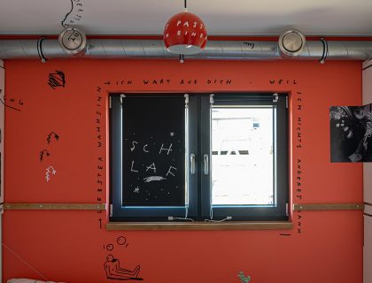 Hausboot von Olli Schulz und Fynn Kliemann Schlafbereich Malerarbeiten Hamburg Spachteltechnik Kreative Wandgestaltung 02