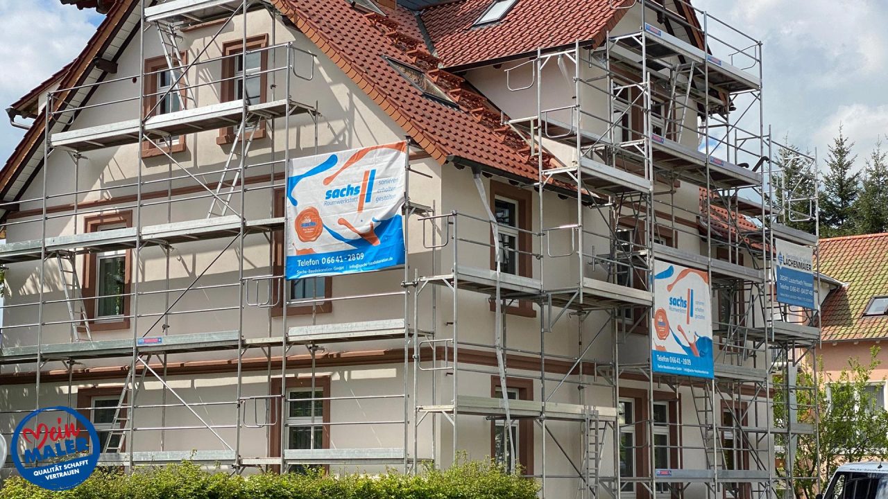 Fertige Fassade mit Geruest Sachs Baudekoration 2