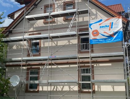 Fertige Fassade mit Geruest Sachs Baudekoration 3