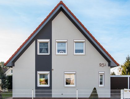 Fassadengestaltung mit mehreren Farben Dachreinigung Dachversiegelung Grossraeschen Brandenburg Oberspreewald Lausitz 02