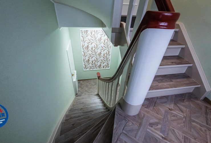 Gestaltung eines Treppenhauses Malerarbeiten Bodenbelagsarbeiten Grossraeschen 06