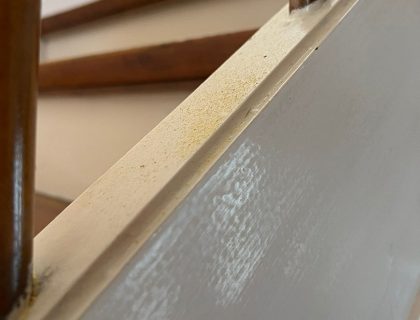 Treppenhaussanierungen Detmold Altbausanierungen Treppenstufen mit Laeufer Sisalbelag Schleifarbeiten Maler 01