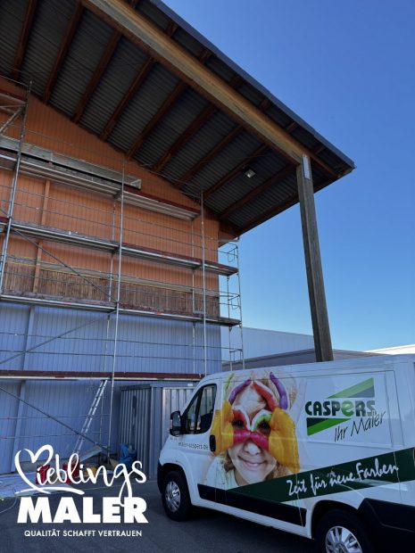Sanierung der Holzfassade am TBL Salzlager in Leverkusen - Baustelle Firmenfahrzeug vor dem TBL Salzlager in Leverkusen