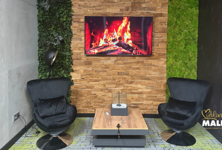 Wandgestaltung mit Teak-Wurzelholz und Wandbegrünung